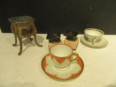 une tasse et une soucoupe posées sur une table, à côté d'une bougie