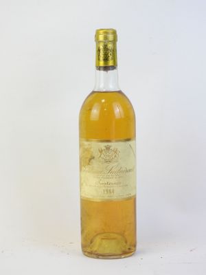 l'image d'une bouteille de whisky posée sur une surface blanche