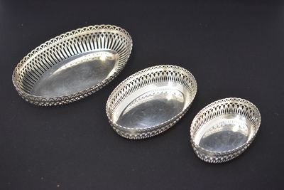 ORFEVRERIE de FRANCE, 3 CORBEILLES ajourées en métal argenté… - Photo 1