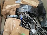 une boîte remplie de câbles et d'autres équipements électriques