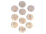 plusieurs pièces de monnaie sont disposées en cercle sur une surface blanche