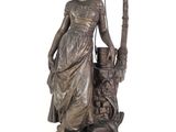statue en bronze représentant une femme tenant un panier de fleurs, posée sur un socle