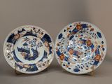 une paire d'assiettes bleues et blanches ornées de fleurs et d'oiseaux