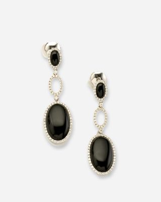 une paire de boucles d'oreilles noires et blanches serties de diamants