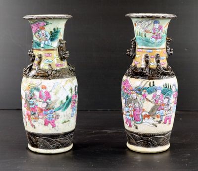 deux vases posés sur une table