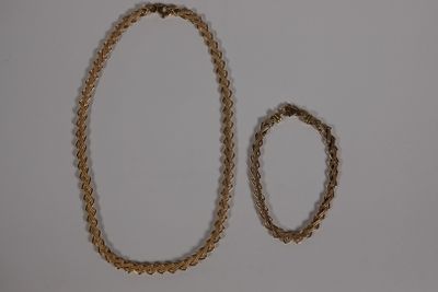 PARURE en or 18 cts aux deux tons, maille fantaisie ornée d'…