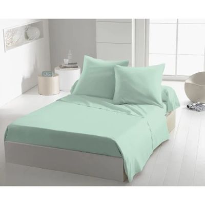 une photo d'un lit avec des draps et des oreillers vert menthe