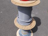 une bobine de fils rouges et bleus sur une bobine en bois