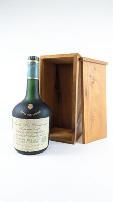 une bouteille de vin posée dans une caisse en bois