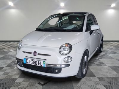 une petite voiture blanche garée dans un garage