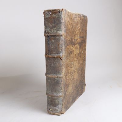 un vieux livre posé sur une table