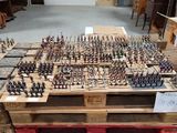 Les palettes en bois sont empilées les unes sur les autres dans un entrepôt.