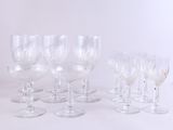 six verres à vin posés les uns à côté des autres sur une table