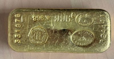 un gros plan d'un lingot d'or posé sur une table