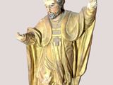 une statue représentant un homme vêtu d'une tenue de prêtre