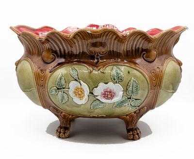 un vase orné de fleurs, posé sur un socle