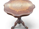 une image représentant une table en bois avec un plateau en bois sur fond blanc