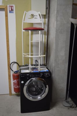 un lave-linge et un sèche-linge dans une petite pièce