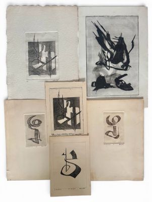 de nombreux types de dessins exposés sur le mur