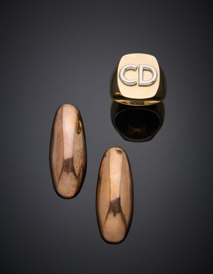 une paire de bagues en or et une bague ornée d'un logo