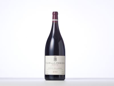 une bouteille de vin rouge posée sur une table
