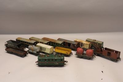 plusieurs petits trains sont alignés sur une surface blanche