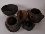 de nombreux types de pots en terre cuite disposés sur une surface blanche