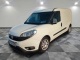 la camionnette blanche est garée sur un sol carrelé en damier