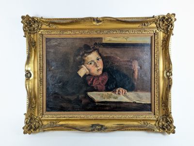tableau représentant un jeune garçon en train de lire un livre, dans un cadre doré