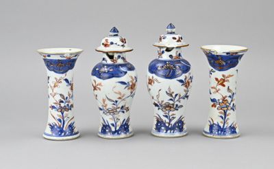 trois vases bleus et blancs posés les uns à côté des autres sur une surface grise