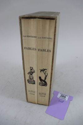 deux livres posés l'un à côté de l'autre sur une table