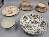 de nombreuses assiettes et tasses posées ensemble sur la table