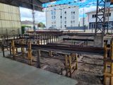 un chantier de construction où l'on trouve beaucoup de barres d'acier