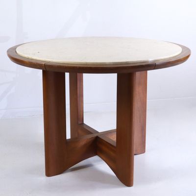 une image représentant une table ronde avec un plateau en marbre et des pieds en bois