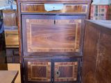 une commode en bois sur laquelle est posée une lampe
