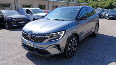 vue de face d'un SUV argenté garé sur un parking