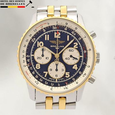 gros plan d'une montre sur une surface blanche
