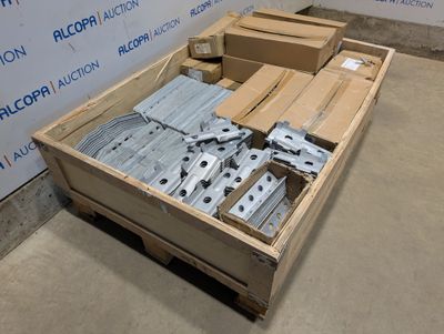 une caisse de pièces métalliques posée sur une palette