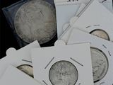 quelques pièces d'argent sont posées sur une pile de cartes blanches