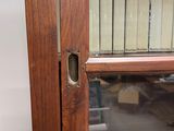 une porte vitrée avec un cadre en bois et une poignée de porte en verre