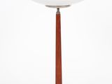 une photo d'une lampe de table avec un pied en bois et un abat-jour en verre blanc
