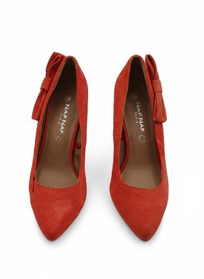 une paire de chaussures en daim rouge ornées d'un nœud au talon