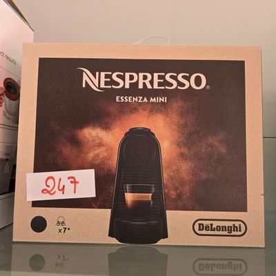 une boîte de mini-machines à café Nespresso Espresso posée sur une table