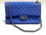 Sac Chanel bleu matelassé à rabat, avec bandoulière en chaîne dorée