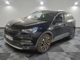 une voiture noire est garée sur le sol en damier d'un garage