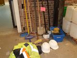 un tas de matériaux de construction et d'outils par terre