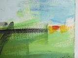 peinture abstraite représentant un champ vert avec une grange rouge au loin