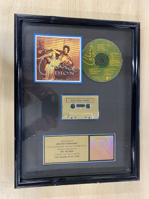 une photo encadrée représentant une cassette et un CD