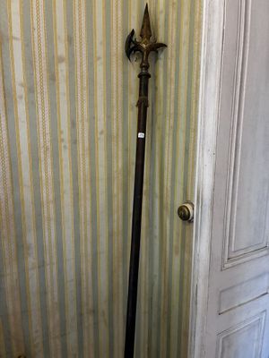un poteau en bois muni d'une poignée en métal, dans un coin de la pièce