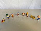 figurines représentant un groupe de personnes vêtues de costumes variés